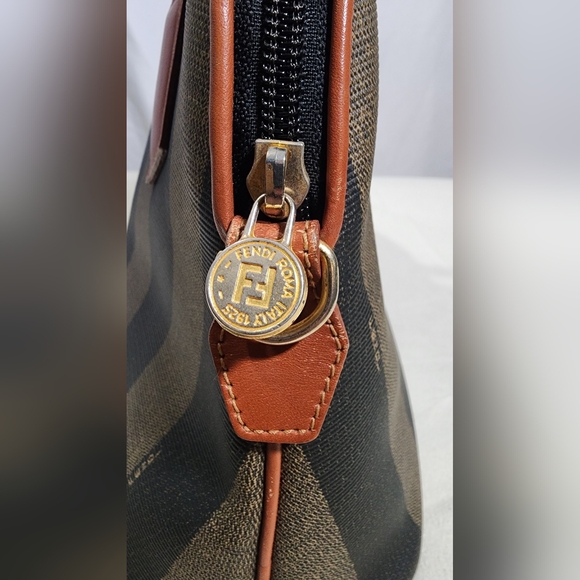 Fendi Penguin dome 2 way (original strap not incl). Int leather dry spots - Picture 8 of 13